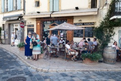 Juni, Straßenszene aus Lourmarin, Provence