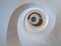 Die elegante Wendeltreppe im  Gehry Turm