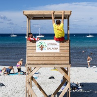 Der weißen Sandstrand von L’Île-Rousse, Lifeguard