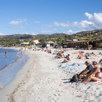 Der weißen Sandstrand von L’Île-Rousse