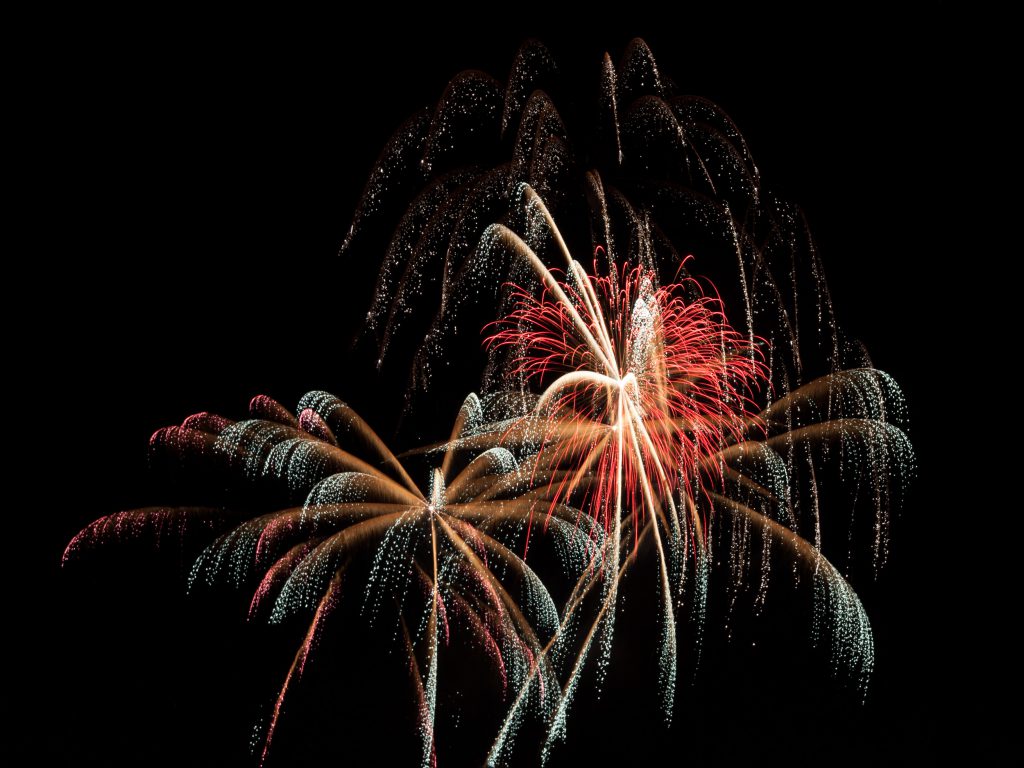 Beitrag-Feuerwerk-fotografieren, Aufnahmedetails => Canon EOS 5D Mark II | f10 | 26mm | Iso 100 | 5s